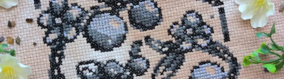 A cropped horizontal banner of the pattern Clambering Reds.